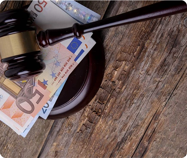 Richterhammer liegt auf Euro-Banknoten auf einem Holztisch.