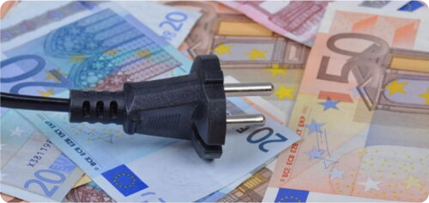 Stromstecker liegt auf mehreren Euro-Banknoten.